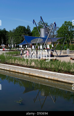 Eine Skulptur, ein Wasserspiel im internationalen Garten zeigen Hamburger widerspiegelt. Stockfoto