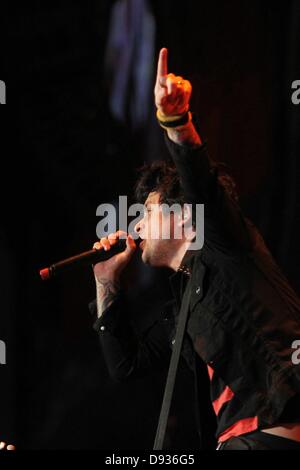 Nuerburg, Deutschland, 8. Juni 2013. Der Frontmann der US-Punk-Rock Band "Green Day", Billie, führt mit seiner Band auf der zentralen Bühne im Rock bin Ring Musikfestival in Nuerburg, Deutschland, 9. Juni 2013. Bildnachweis: Dpa picture Alliance/Alamy Live News Stockfoto