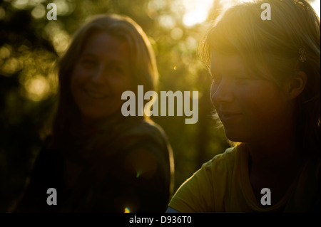 Zwei Frauen gegen das Licht, Schweden. Stockfoto