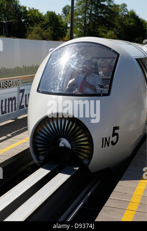 Der Monorail, die rund um den internationalen Garten zeigen (IGS) in Hamburg, Deutschland ausgeführt wird. Stockfoto