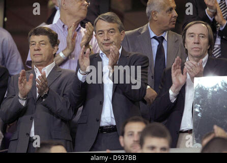 Der Präsident des deutschen Fußball Verbandes DFB, Wolfgang Niersbach (C), Trainer Otto Rehagel (l) und Guether Netzer gelten während der UEFA European Under-21 Championship Gruppe B-Fußballspiel zwischen Spanien und Deutschland im Netanya-Stadion in Netanya, Israel, 9. Juni 2013. Foto: Roland Weihrauch/dpa Stockfoto