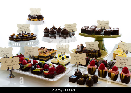 Dessert-Bar mit verschiedenen Pralinen. Stockfoto