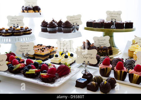 Dessert-Bar mit verschiedenen Pralinen. Stockfoto