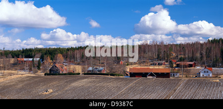 Blick über landwirtschaftliche Landschaft im Frühjahr. Stockfoto