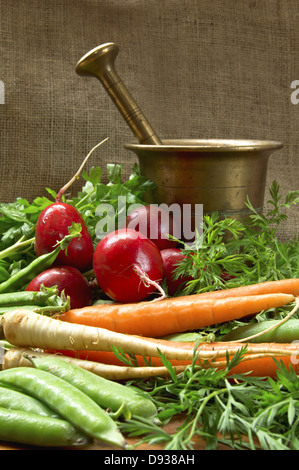 Leckeres frisches Gemüse mit alten Bronze Mörser. Stockfoto