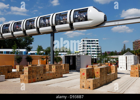 Die Monorail läuft über Exponate im internationalen Garten zeigen 2013 (IGS) auf Insel Wilhelmsburg in Hamburg, Deutschland. Stockfoto