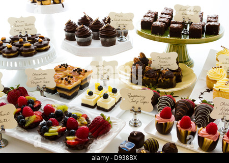 Dessert-Bar mit verschiedenen Pralinen. Stockfoto