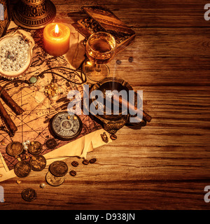 Piraten Schatz Grenze, Glas mit Wein und Zigarren für Filibuster, Karte mit Weg, um Schätze Insel, goldene Münzen Stockfoto