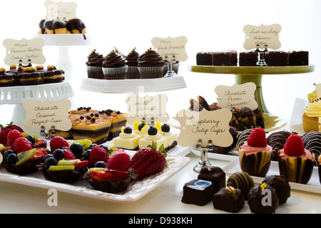 Dessert-Bar mit verschiedenen Pralinen. Stockfoto
