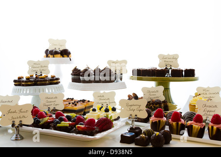 Dessert-Bar mit verschiedenen Pralinen. Stockfoto