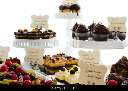 Dessert-Bar mit verschiedenen Pralinen. Stockfoto