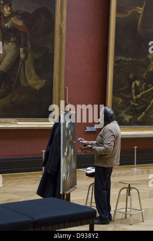 Kopist im Louvre: ein Alter Mann führt eine Kopie des Théodore Géricaults Kürassier Bléssé Quittant le Feu - verwundeter Kürassier-le Stockfoto