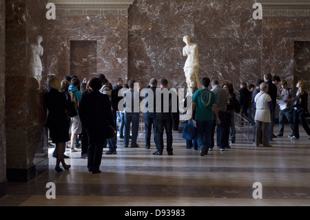 Besucher bewundern und fotografieren die Venus von Milo am Louvre Museum Marmor von Paros Ende II th Jahrhundert vor JC Griechisch Stockfoto