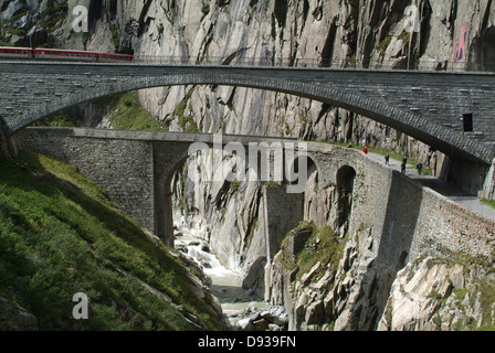 Teufelsbrücke am Berg Gotthard in den Schweizer Alpen Stockfoto