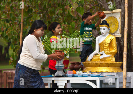 Birmanisch Opfergaben auf den BUDDHA am KANDAWGYI NATIONALGARTEN in PYIN U LWIN auch bekannt als MAYMYO - MYANMAR Stockfoto