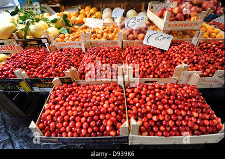 Schöne rote Kirschen zum Verkauf im Obstladen in Sorrent Stockfoto