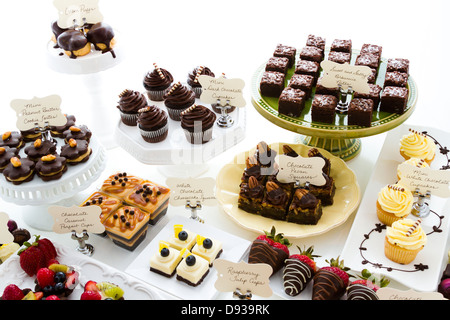 Dessert-Bar mit verschiedenen Pralinen. Stockfoto