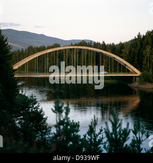 Eine Brücke über ein ruhiger Fluss. Stockfoto