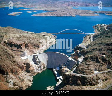 Der Theodore Roosevelt Dam in der Region Lower Colorado ist ein Schlüsselprojekt des Bureau of Reclamation, das Wasserspeicher und Hochwasserschutz in Arizona bereitstellt. Stockfoto