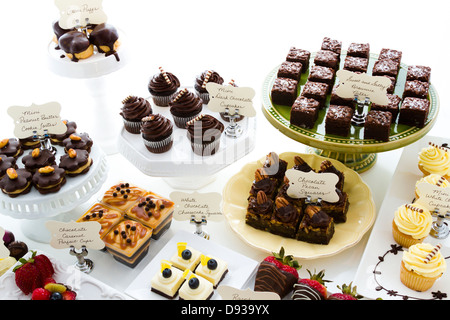 Dessert-Bar mit verschiedenen Pralinen. Stockfoto