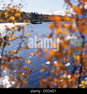 Ein Boot in Bewegung im Herbst, Schweden. Stockfoto