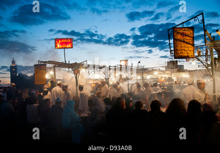 Stände mit Platz Djemaa El Fna, Essen, Marrakesch, Marokko, Nordafrika. Stockfoto