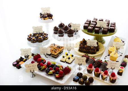 Dessert-Bar mit verschiedenen Pralinen. Stockfoto