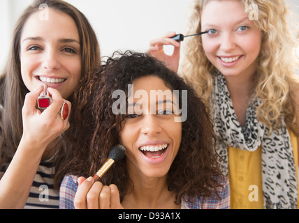 Frauen beim Schminken zusammen Stockfoto