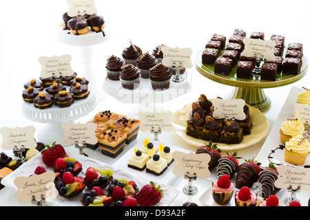 Dessert-Bar mit verschiedenen Pralinen. Stockfoto
