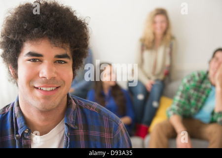 Mann lächelnd in Wohnzimmer Stockfoto