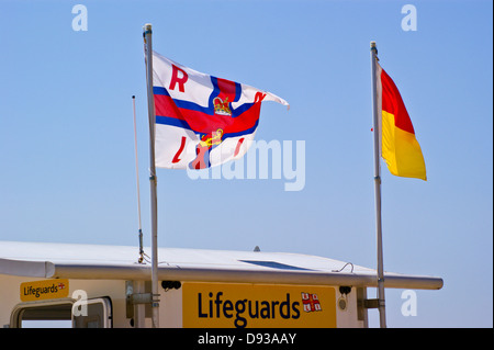 RNLI und Rettungsschwimmer Flaggen am Strand von Bournemouth, Dorset, England Stockfoto