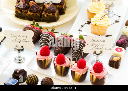 Dessert-Bar mit verschiedenen Pralinen. Stockfoto