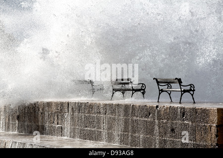 Bänke mit einer Wand Spray auf einen Steg Wand Stockfoto