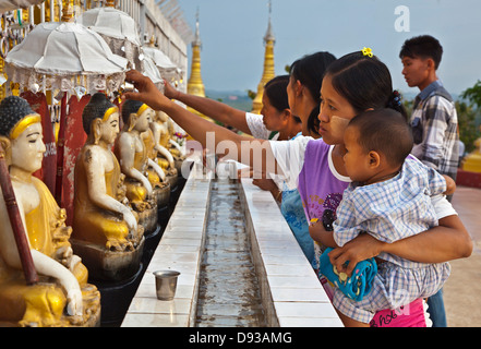 Herstellung-Wasser-Angebote in einem buddhistischen Tempel in der Stadt von PYIN U LWIN auch bekannt als MAYMYO - MYANMAR Stockfoto