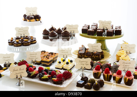 Dessert-Bar mit verschiedenen Pralinen. Stockfoto
