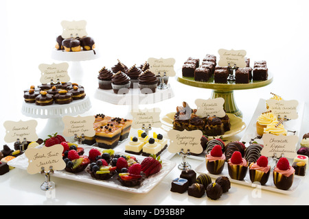 Dessert-Bar mit verschiedenen Pralinen. Stockfoto