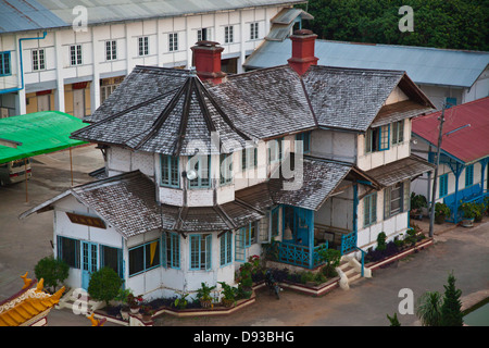 Altes Haus auf dem Gelände der chinesischen Tempel in der Stadt von PYIN U LWIN auch bekannt als MAYMYO - MYANMAR Stockfoto