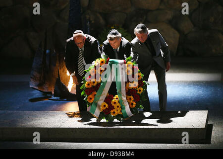 JERUSALEM, ISRAEL - Juni 10: DFB President Wolfgang Niersbach (C), Vice President Rolf Hocke (R) und der deutsche Botschafter in Israel, Andreas Michaelis legen einen Kranz beim Besuch der deutschen Delegation in Yad Vashem am 10. Juni 2013 in Jerusalem, Israel. Foto: ALEX GRIMM/dpa Stockfoto