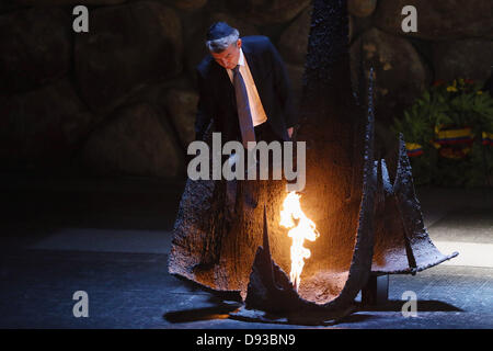 JERUSALEM, ISRAEL - Juni 10: DFB-Präsident Wolfgang Niersbach besucht einen Besuch der deutschen Delegation in Yad Vashem am 10. Juni 2013 in Jerusalem, Israel. Foto: ALEX GRIMM/Dpa/Alamy Live News Stockfoto