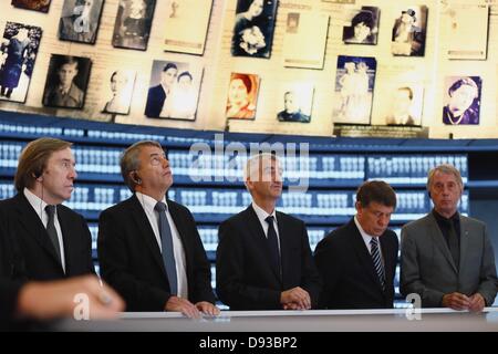 JERUSALEM, ISRAEL - Juni 10: Guenther Netzer, DFB-Präsident Wolfgang Niersbach, Stefan Hans, Otto Rehhagel und DFB-Vizepräsident Rolf Hocke (L-R) besuchen einen Besuch der deutschen Delegation Yad Vashem am 10. Juni 2013 in Jerusalem, Israel. Foto: ALEX GRIMM/Dpa/Alamy Live News Stockfoto