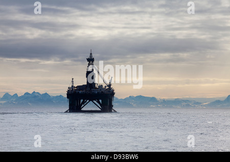 Die Aufschlussbohrung rig LEIV EIRIKSSON vor der Küste Grönlands in der Davis-Straße zwischen Grönland und Kanada. Stockfoto