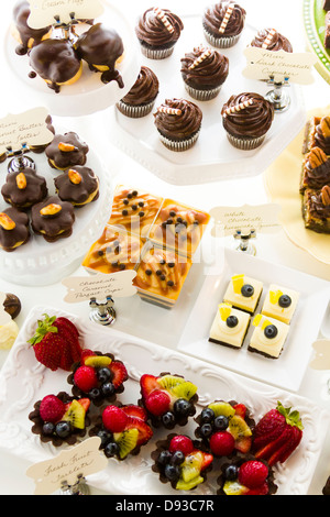 Dessert-Bar mit verschiedenen Pralinen. Stockfoto