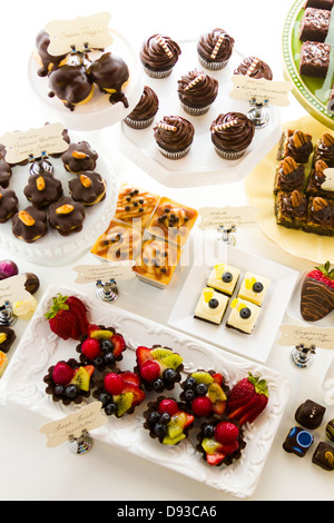 Dessert-Bar mit verschiedenen Pralinen. Stockfoto