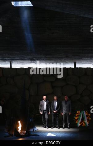 JERUSALEM, ISRAEL - Juni 10: DFB President Wolfgang Niersbach (C), Vice President Rolf Hocke (R) und der deutsche Botschafter in Israel, Andreas Michaelis legen einen Kranz beim Besuch der deutschen Delegation in Yad Vashem am 10. Juni 2013 in Jerusalem, Israel. Foto: ALEX GRIMM/Dpa/Alamy Live News Stockfoto