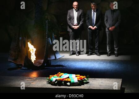 JERUSALEM, ISRAEL - Juni 10: DFB President Wolfgang Niersbach (C), Vice President Rolf Hocke (R) und der deutsche Botschafter in Israel, Andreas Michaelis legen einen Kranz beim Besuch der deutschen Delegation in Yad Vashem am 10. Juni 2013 in Jerusalem, Israel. Foto: ALEX GRIMM/Dpa/Alamy Live News Stockfoto