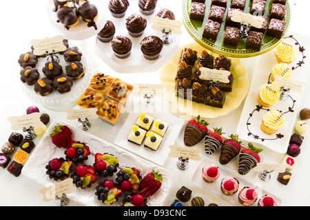 Dessert-Bar mit verschiedenen Pralinen. Stockfoto