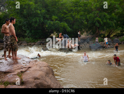 Kinder springen In Tadfan Wasserfälle, Boloven, Laos Stockfoto