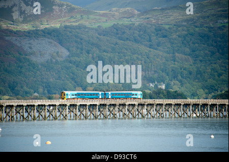 Trainieren Sie auf Brücke über Wasser Wales UK Stockfoto