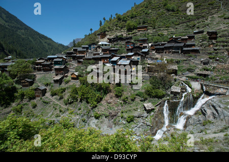 Die malerische Gaddi, die Stammes-Dorf Kugti schmiegt sich in die oberen erreicht das Budhil-Tal In Himachal Pradesh, Indien Stockfoto