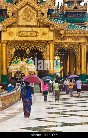 BURMESISCHE mit Sonnenschirmen an der SHWEDAGON PAYA oder Pagode aus dem Jahre 1485 - YANGON, BIRMA Stockfoto